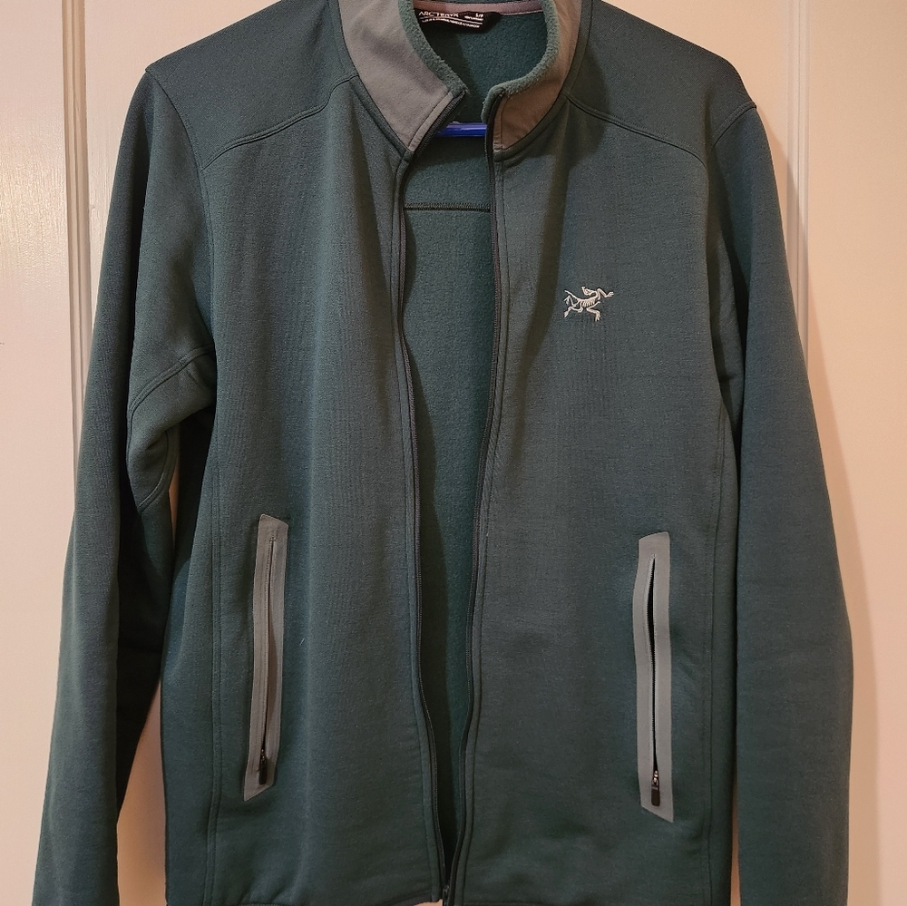 Arc'teryx Men's Dark Green Full-Zip Jacket with Light Gray Accents